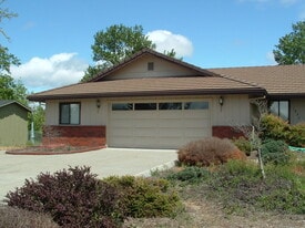 1057 Mesman Dr in Grants Pass, OR - Building Photo