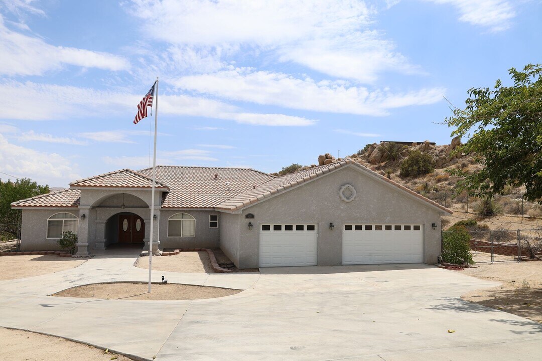 6251 Monticello Rd in Yucca Valley, CA - Building Photo