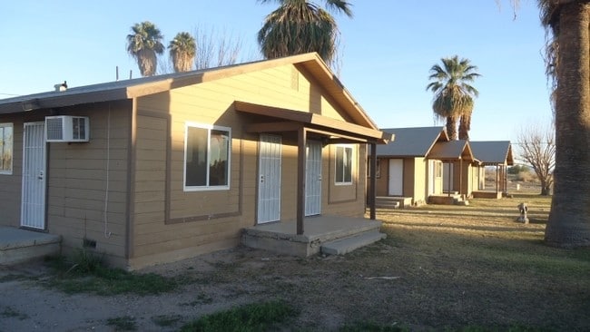 150-156 S Agate Rd in Blythe, CA - Foto de edificio - Building Photo