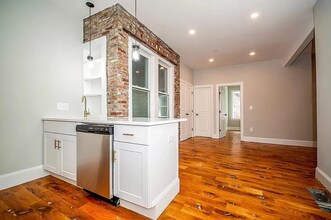 145 Chelsea St, Unit 1 in Boston, MA - Building Photo - Building Photo