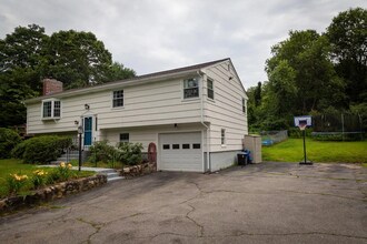 60 North Ave in Weston, MA - Foto de edificio - Building Photo