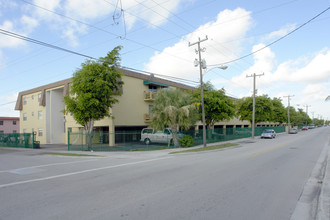 Lago Azul in Hialeah, FL - Building Photo - Building Photo