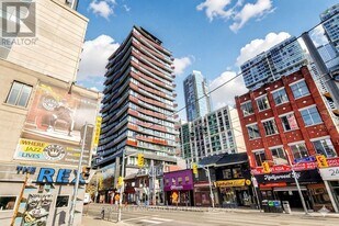 215 Queen St W in Toronto, ON - Building Photo