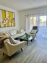 100 Edgewater Dr in Miami, FL - Building Photo - Building Photo