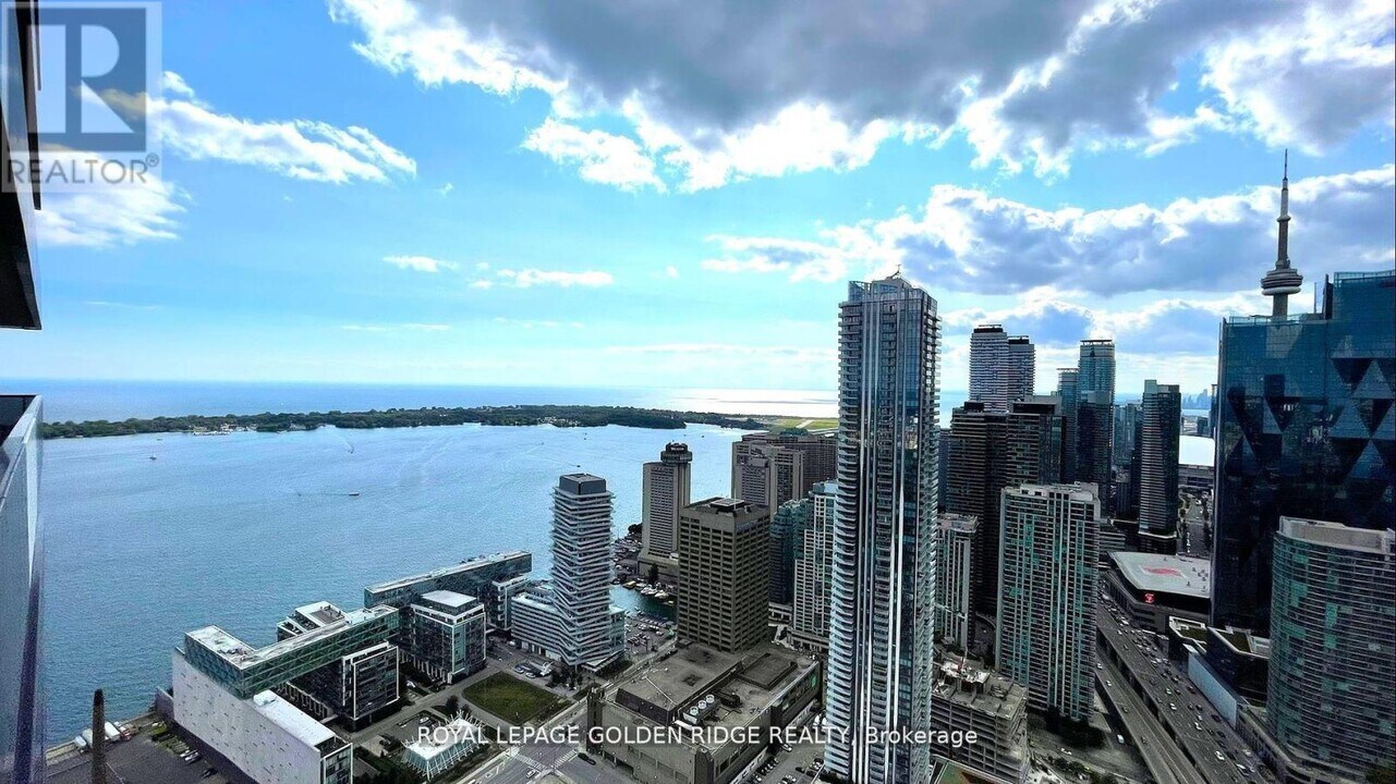 55 Cooper St in Toronto, ON - Building Photo