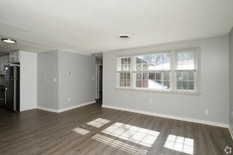 266 Main St in Windsor Locks, CT - Foto de edificio - Building Photo