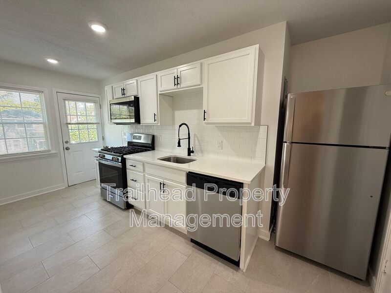 300 E Gregory Blvd in Kansas City, MO - Building Photo