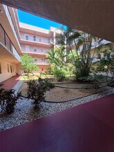 2821 Somerset Dr in Lauderdale Lakes, FL - Building Photo - Building Photo