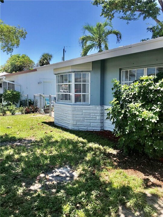 5861 NE 18th Ave-Unit -1 in Fort Lauderdale, FL - Building Photo