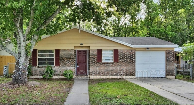 7635 McCowan Dr in Jacksonville, FL - Building Photo