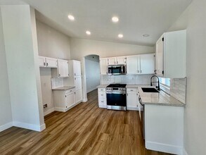 31959 Corte Avalina in Temecula, CA - Building Photo - Building Photo