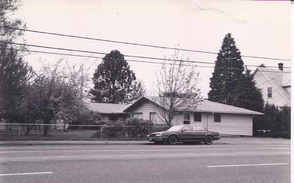 11050 NE Glisan St in Portland, OR - Building Photo