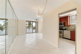 2821 Sunny Isles Blvd in North Miami Beach, FL - Building Photo - Building Photo