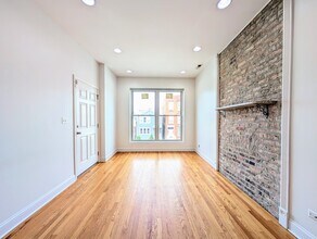 2427 W Polk St, Unit 2 in Chicago, IL - Foto de edificio - Building Photo