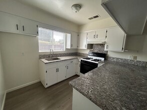 1110 W Chestnut St in Exeter, CA - Building Photo - Building Photo