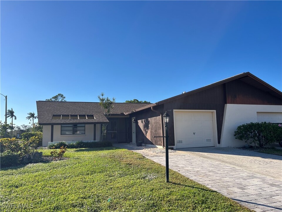 102 Round Key Cir in Naples, FL - Building Photo