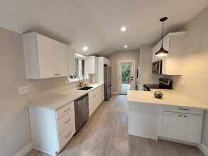 7279 SW Canyon Ln in Portland, OR - Building Photo - Building Photo