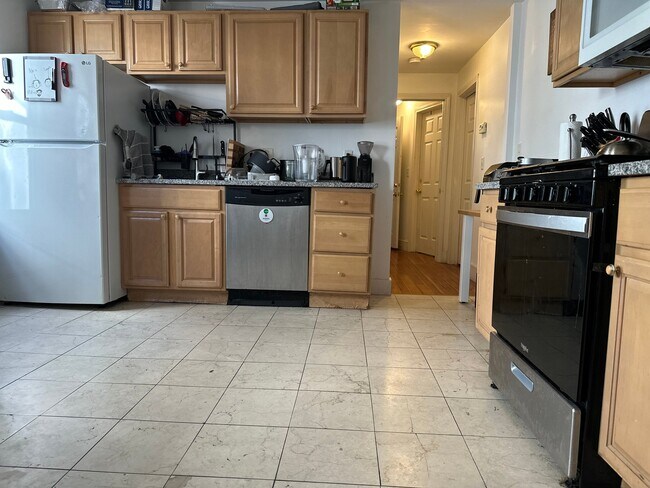 27 Brackett St, Unit 27 Brackett St in Boston, MA - Foto de edificio - Building Photo