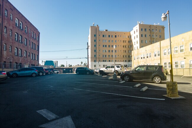 Manhattan on 6th in Los Angeles, CA - Building Photo - Building Photo