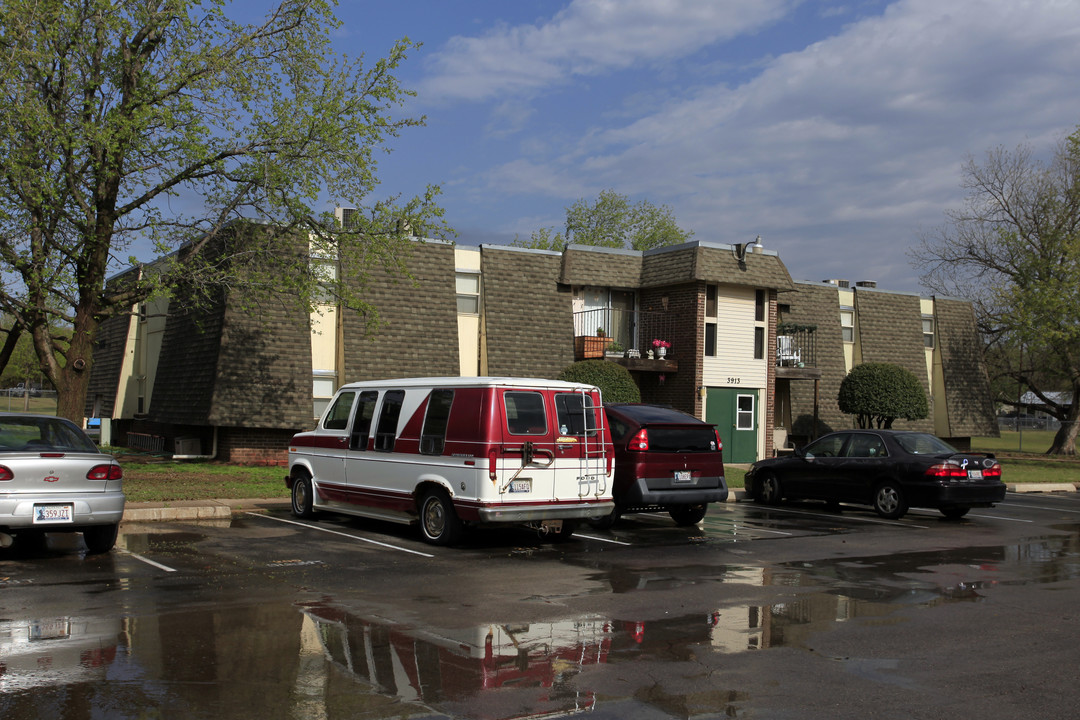 Bethany Place Apartments in Bethany, OK - Building Photo