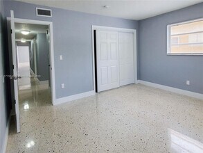 355 W 10th St in Hialeah, FL - Building Photo - Building Photo