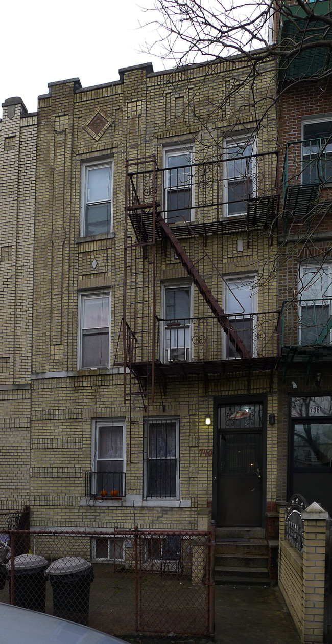 740 59th St in Brooklyn, NY - Foto de edificio - Building Photo