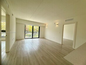 2285 SW 27th St in Miami, FL - Building Photo - Building Photo