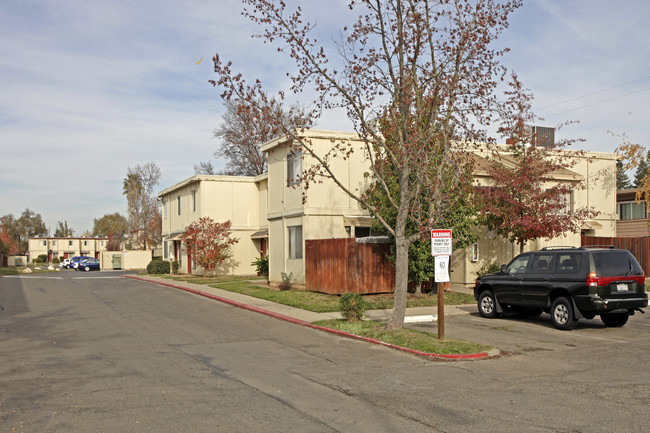 American River Garden Apartments in Sacramento, CA - Building Photo - Building Photo