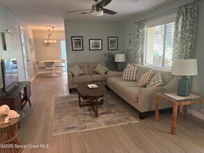 8754 Honeysuckle Way in Cape Canaveral, FL - Foto de edificio - Building Photo