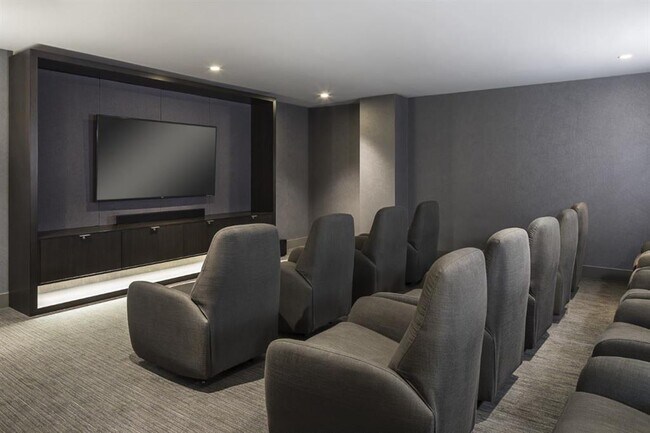 112 13th St E in North Vancouver, BC - Building Photo - Building Photo