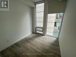 28 Wellesley St E in Toronto, ON - Building Photo - Building Photo