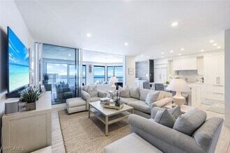 4051 Gulf Shore Blvd N in Naples, FL - Foto de edificio - Building Photo