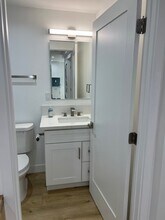 2407 Abbot Kinney Blvd, Unit #3 in Venice, CA - Building Photo - Building Photo