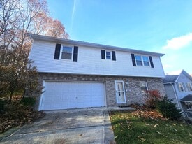 208 Sanderson St in Throop, PA - Building Photo
