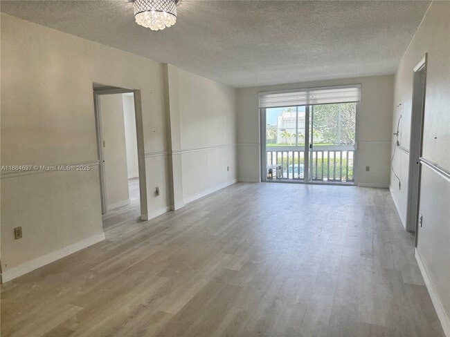 6701 NW 169th St in Hialeah, FL - Building Photo - Building Photo