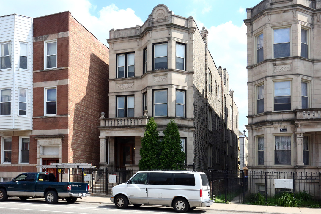 2611 W Augusta Blvd in Chicago, IL - Building Photo