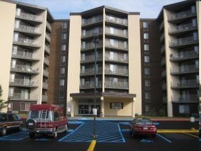 Charleston Arbors in Charleston, WV - Foto de edificio - Building Photo