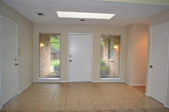 5205 Rustle Leaf Dr in Arlington, TX - Foto de edificio - Building Photo