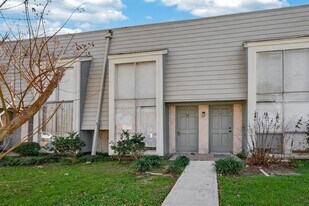 5929 Queensloch Dr in Houston, TX - Building Photo