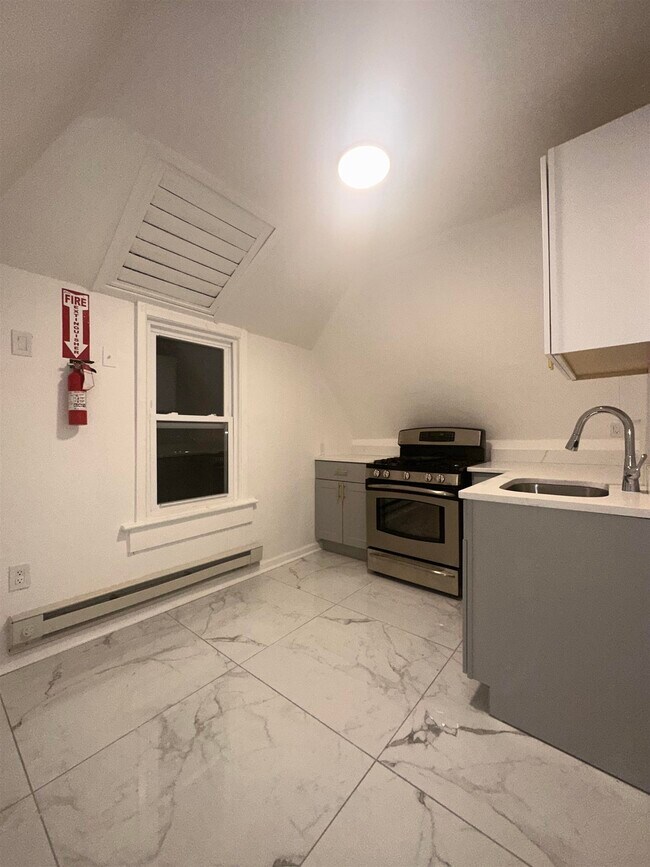 23 Valley Pl-Unit -3 in Edgewater, NJ - Foto de edificio - Building Photo