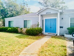 4834 Meadow Park Dr in Houston, TX - Building Photo - Building Photo