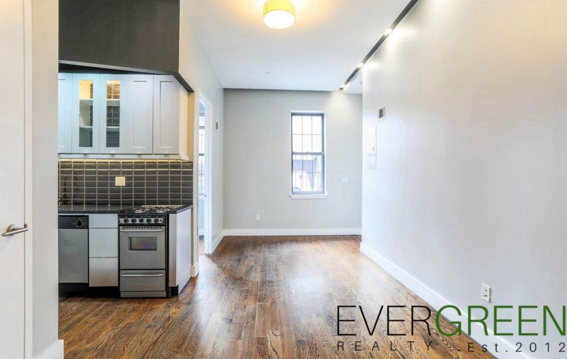396 Wallabout St, Unit 1A in Brooklyn, NY - Building Photo