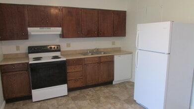 132 6th Dr SE in New Philadelphia, OH - Building Photo - Building Photo
