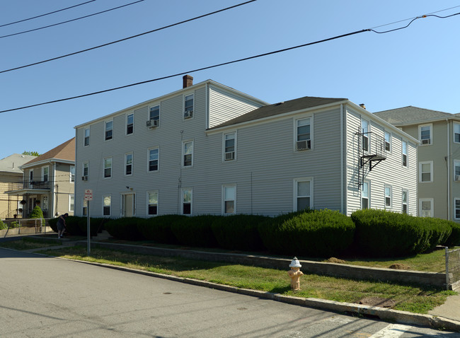 644 Central Ave in Pawtucket, RI - Foto de edificio - Building Photo