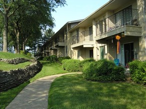 Sunset Plaza Apartments in Grand Blanc, MI - Foto de edificio - Building Photo