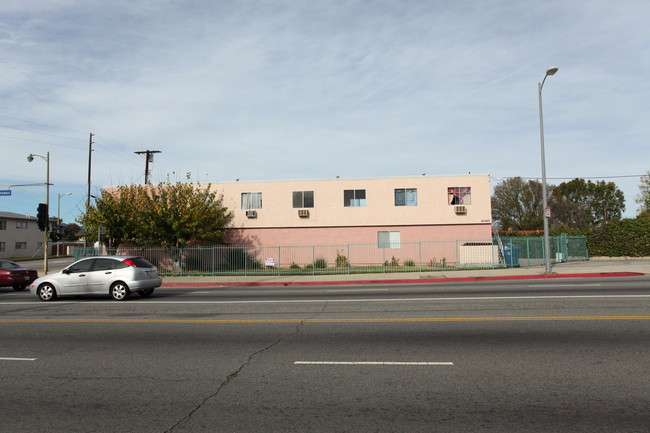 20463 Vanowen St in Canoga Park, CA - Foto de edificio - Building Photo