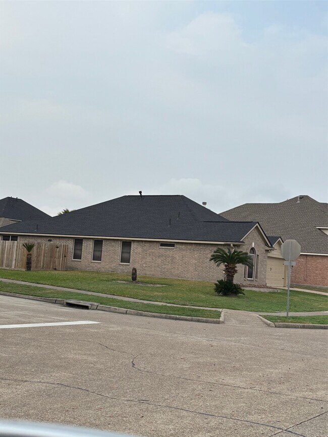 903 Christopher Ln in Baytown, TX - Building Photo - Building Photo