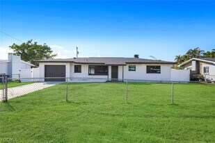 1389 Pine Ave in North Fort Myers, FL - Building Photo