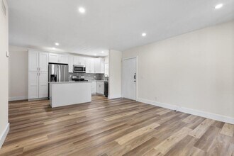 8406 W Sample Rd in Coral Springs, FL - Foto de edificio - Building Photo