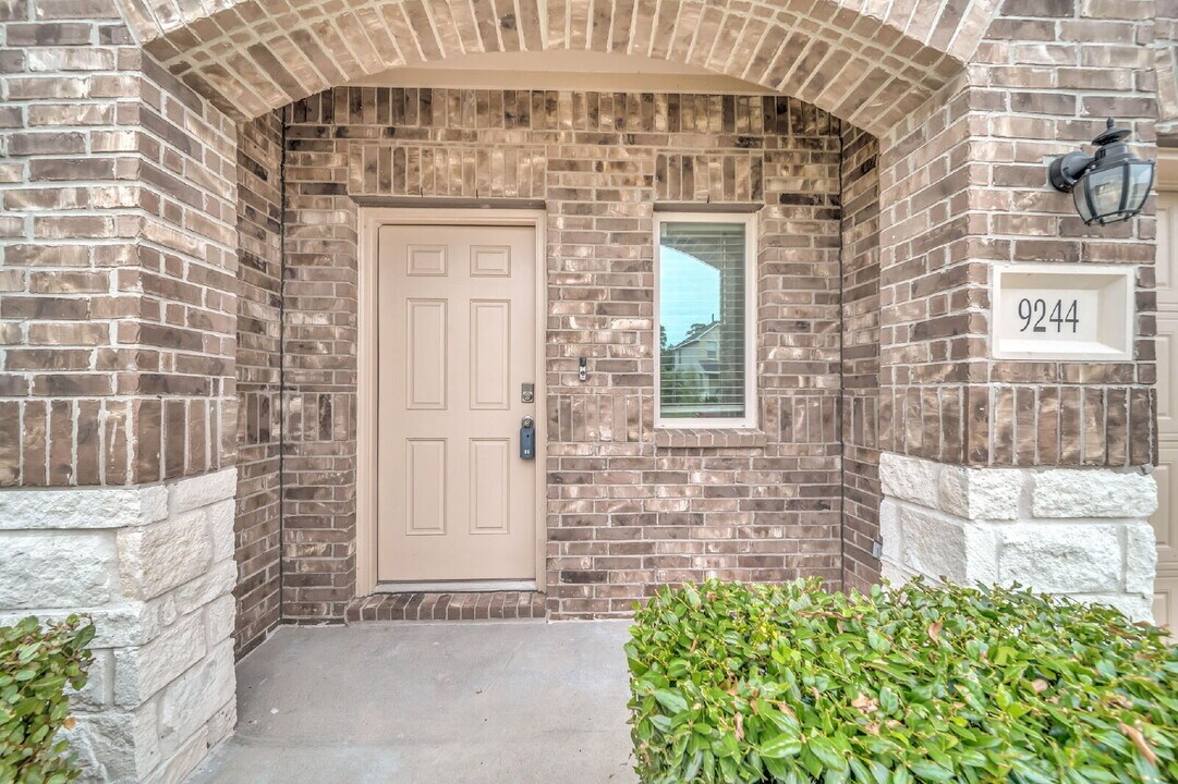 9244 Inland Leather Ln in Shenandoah, TX - Building Photo